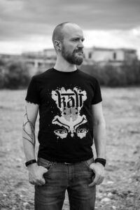 Marketing Produktshooting für KALI T-Shirt mit Karl als Model, schwarz-weiß